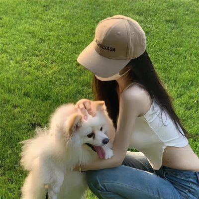 她行走于黑暗中